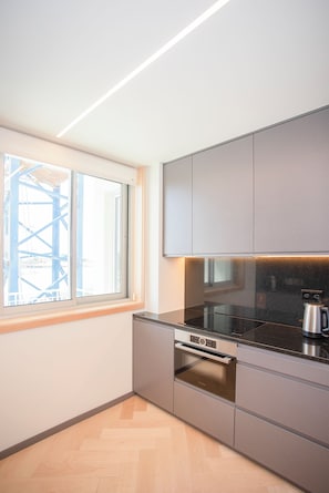 Huoneisto | Yksityinen keittiö | Jääkaappi, mikroaaltouuni, uuni, liesi