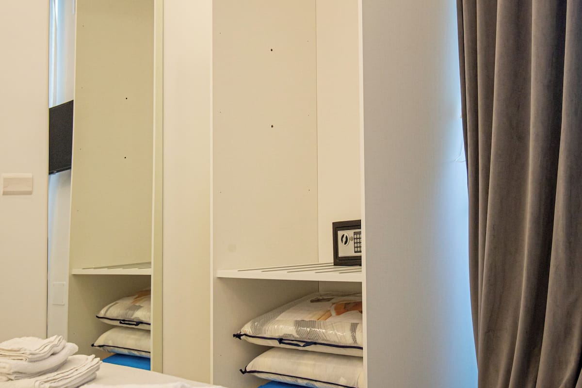 Dobbeltrom – standard | Minibar, safe på rommet, skrivebord og blendingsgardiner