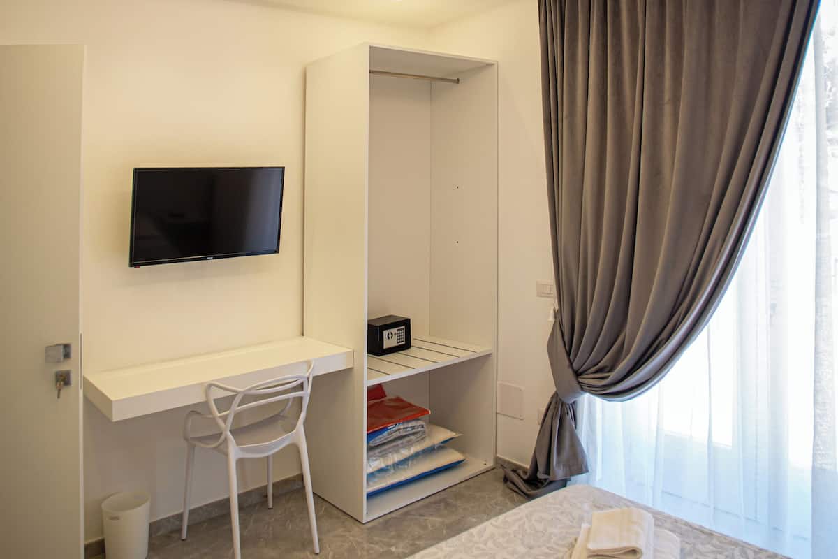 Dobbeltrom – comfort | Minibar, safe på rommet, skrivebord og blendingsgardiner