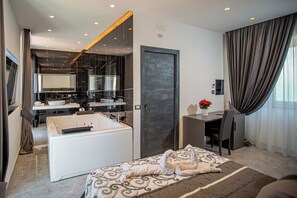 Habitación Deluxe doble | Minibar, caja fuerte, escritorio y cortinas opacas