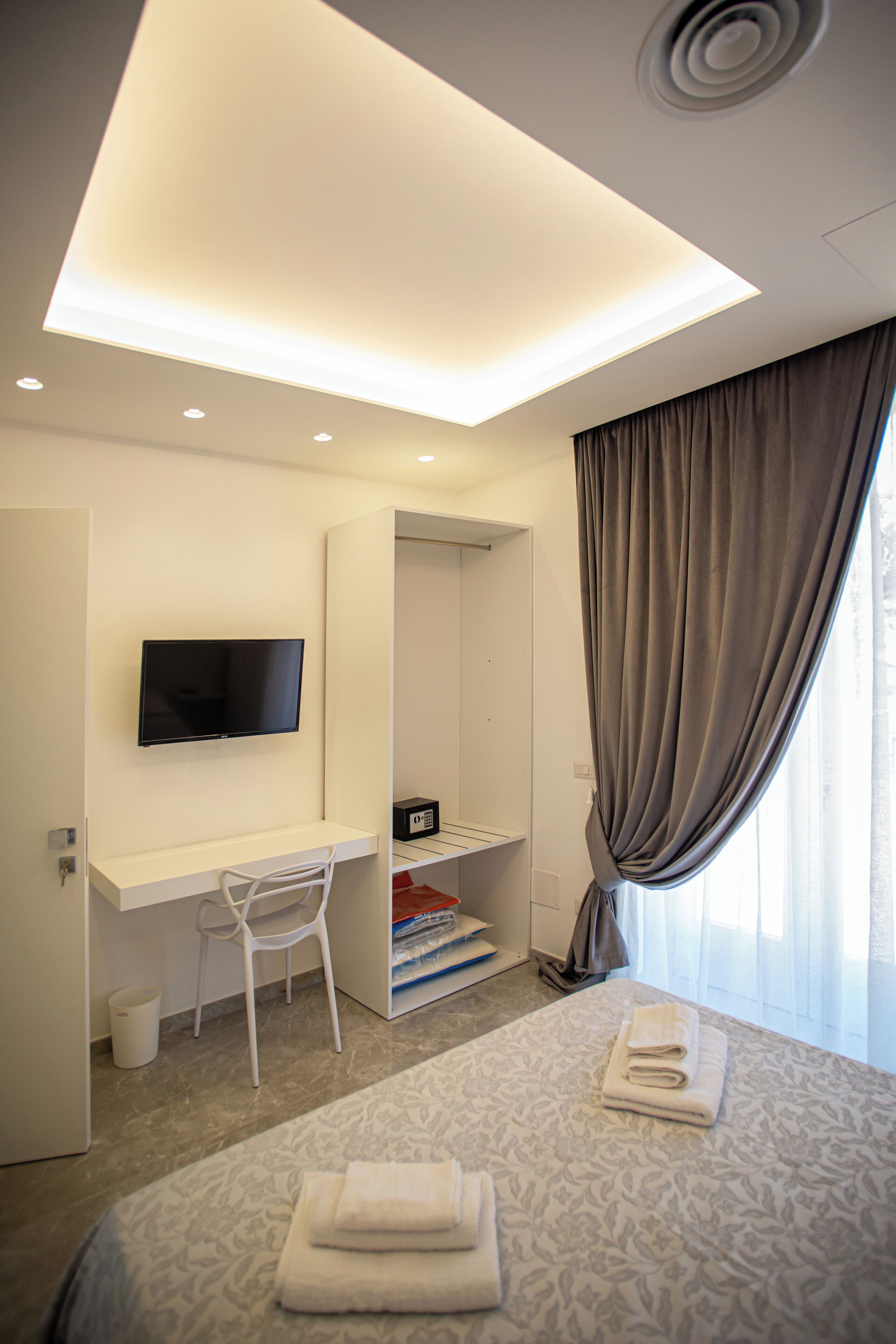 Hypo-allergenic bedding, minibar, in-room safe, desk