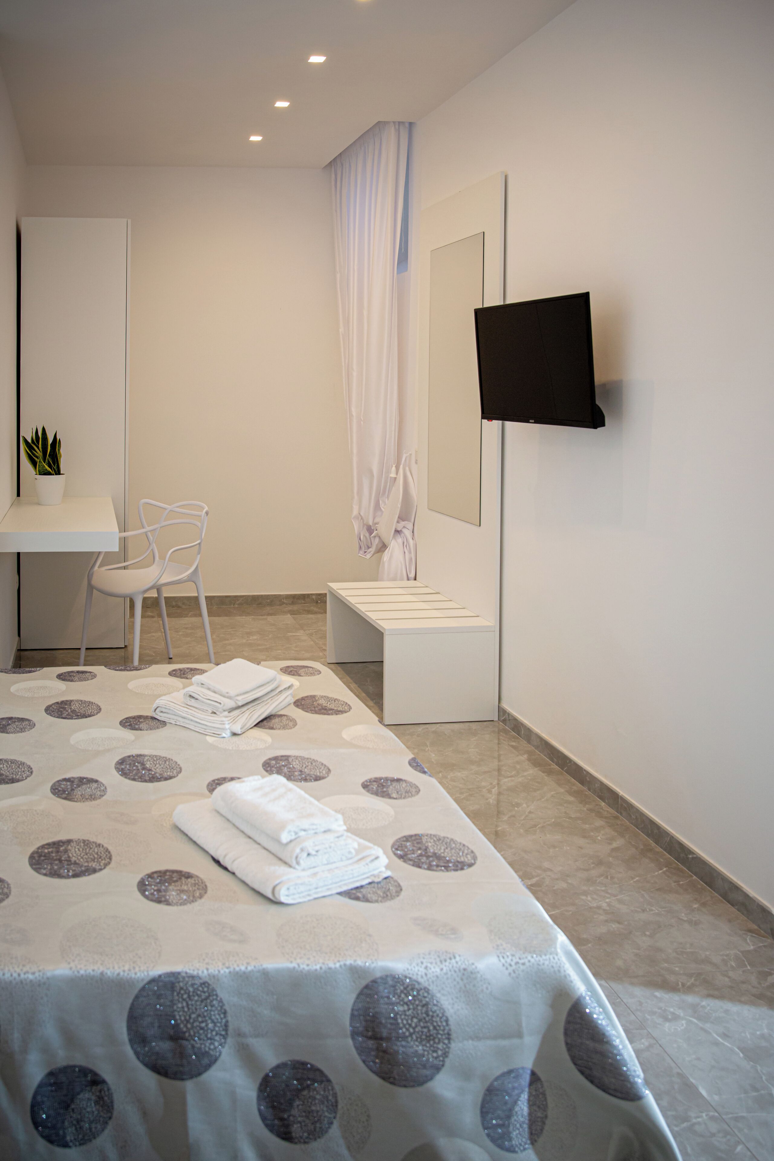 Hypo-allergenic bedding, minibar, in-room safe, desk