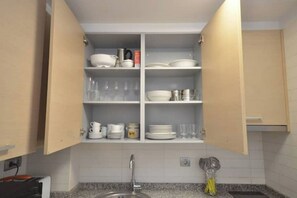 Een koelkast, een microgolfoven, een oven, een kookplaat