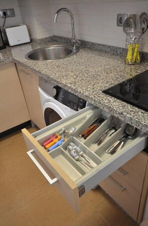 Een koelkast, een microgolfoven, een oven, een kookplaat