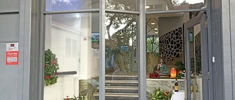 تفاصيل الفندق من الخارج