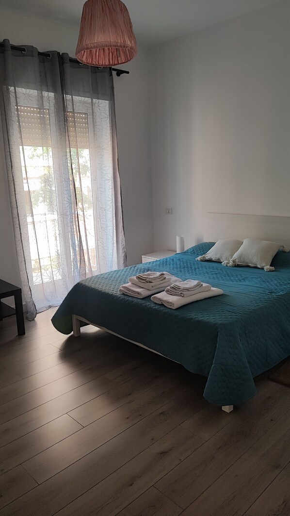 2 عدّة غرف نوم ومكواة/لوح كي وواي فاي وملاءات أسرّة