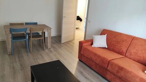 Living area - 2 bedroom apartment in rome (Roma)