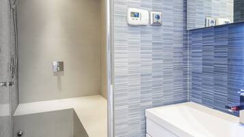 Regadera, secadora de cabello, toallas, jabón