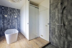 Shower, hair dryer, towels, soap - Villa Colombe - Les Demoiselles à Versailles (Le Chesnay-Rocquencourt)