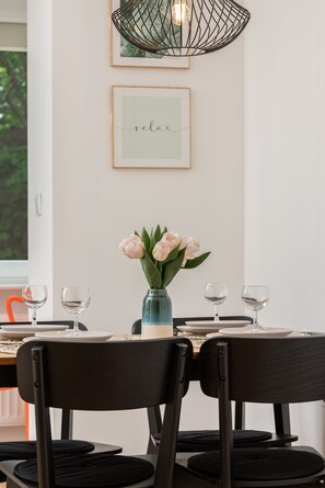 Lavavajillas, tetera/pava eléctrica, utensilios de cocina