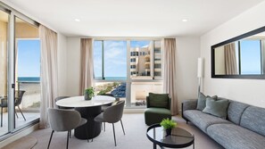 TV - Belle Escapes - Beachfront Balcony Glenelg (Glenelg)