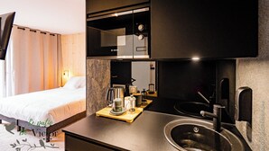 Una cocina moderna con un refrigerador Bosch, un fregadero y una cafetera sobre la encimera.