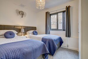 2 bedrooms, iron/ironing board, free WiFi, bed sheets