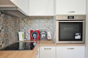 Apartamento | Cozinha privada | Geladeira, micro-ondas, fogão, cooktop
