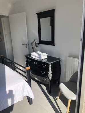 1 chambre, bureau, fer et planche à repasser, accès au Wi-Fi (inclus)