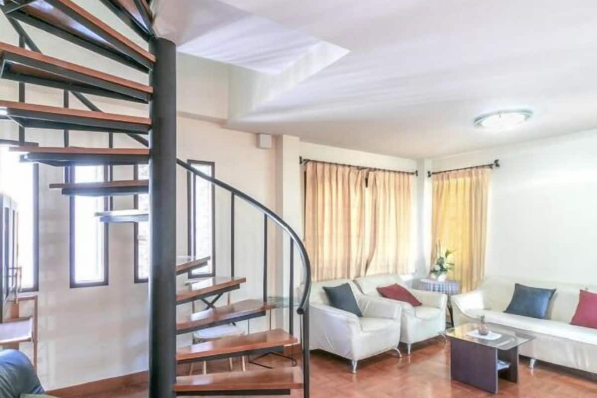 Family Room, 2 Bedrooms, 2 toilets, 1 bathroom, 2 living rooms, Hill View