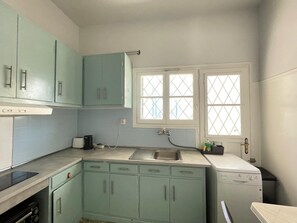 Private kitchen - Athens - Evelpidon - Perfect Location - Spacious Apartment (Athina)