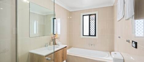 Baignoire, sèche-cheveux, serviettes fournies