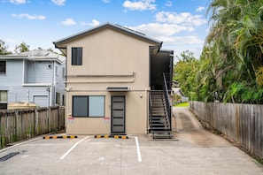 Exterior - Newly Renovated! 1 Bdr Apt w/ AC! Parking! 5144D1 (Sunnybank)