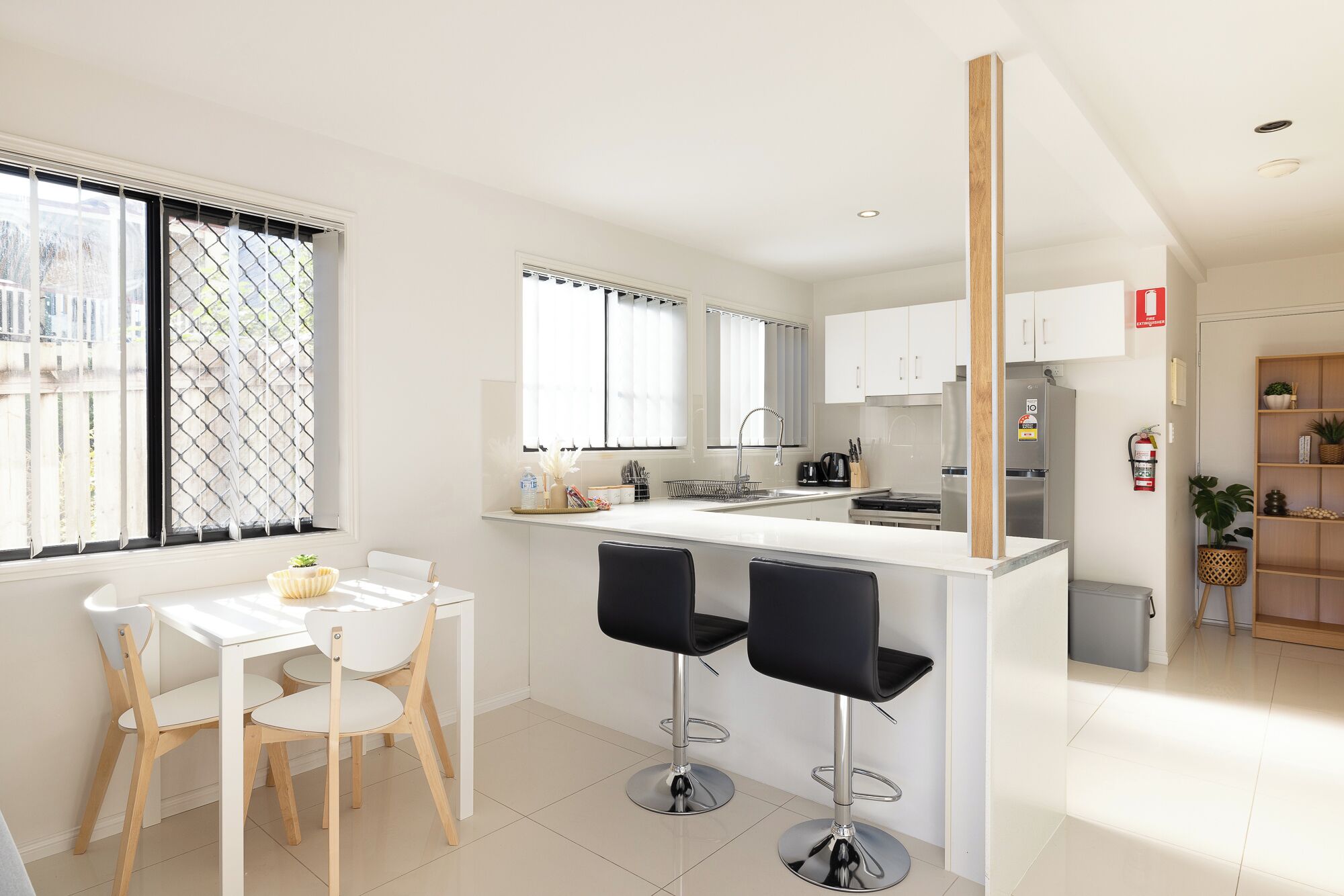 Frigorífico, microondas, horno y placa de cocina