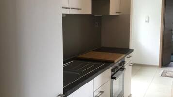 Fridge, oven, stovetop, coffee/tea maker