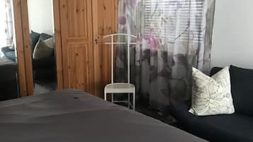 1 bedroom, desk, WiFi