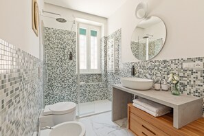 Shower, hair dryer, bidet, towels - Bright and Spacious 5BR Apartment in Pariol (Roma)