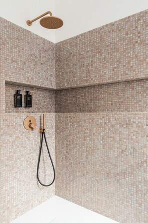 Shower, hair dryer, bidet, towels - Bright and Spacious 5BR Apartment in Pariol (Roma)