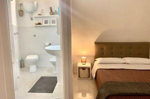 Shower, hair dryer, bidet, towels - CasaMamy Pompeii (Pompei)