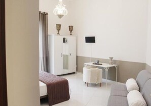 2 chambres, bureau, fer et planche à repasser, lit parapluie