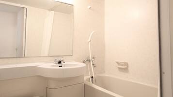 Combined shower/bathtub, hair dryer, slippers, bidet