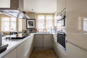 Apartamento, 1 cama Queen | Cozinha privada | Geladeira, micro-ondas, fogão, cooktop