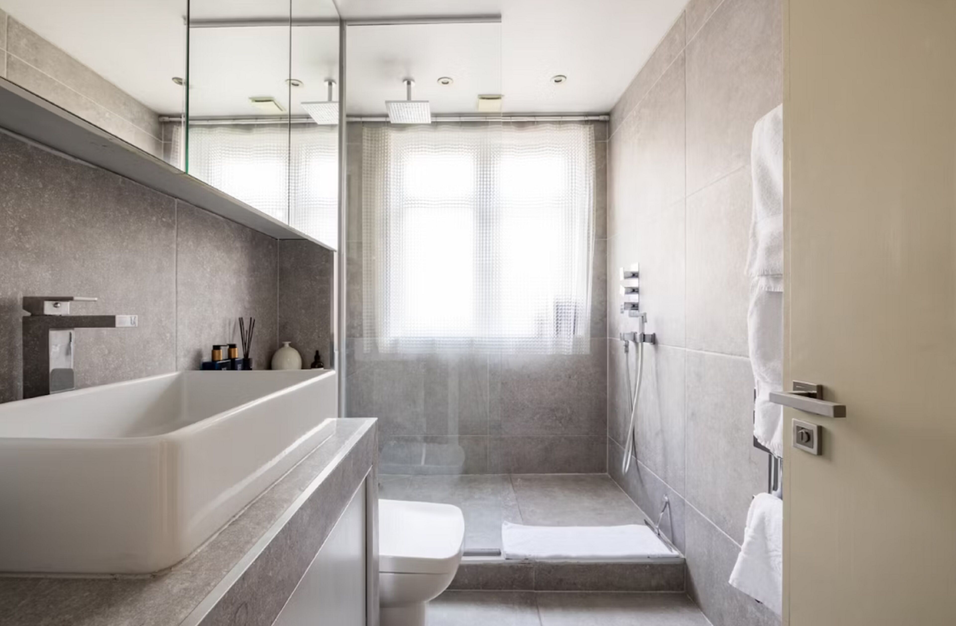 Apartment, 1 Queen Bed | Bathroom | Shower, towels
