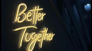 Eine Neonreklame mit der Aufschrift 'Better Together' in einer stilisierten Schrift.