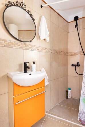 Dusche, Haartrockner, Handtücher