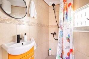 Shower, hair dryer, towels - Great location. Playa de las Teresitas (San Andres)
