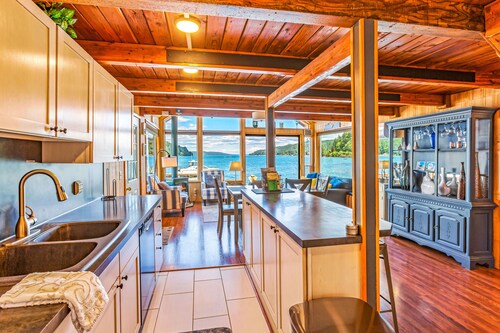 Utopia Cove - On the Water, Dock, Private Hot Tub