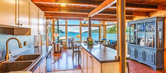 Utopia Cove - On the Water, Dock, Private Hot Tub