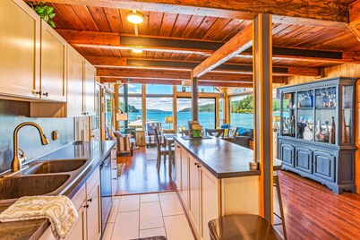 Utopia Cove - On the Water, Dock, Private Hot Tub