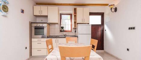 Kjøleskap, ovn, kokeplater og kaffetrakter/tekoker