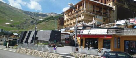 المنشأة من الخارج