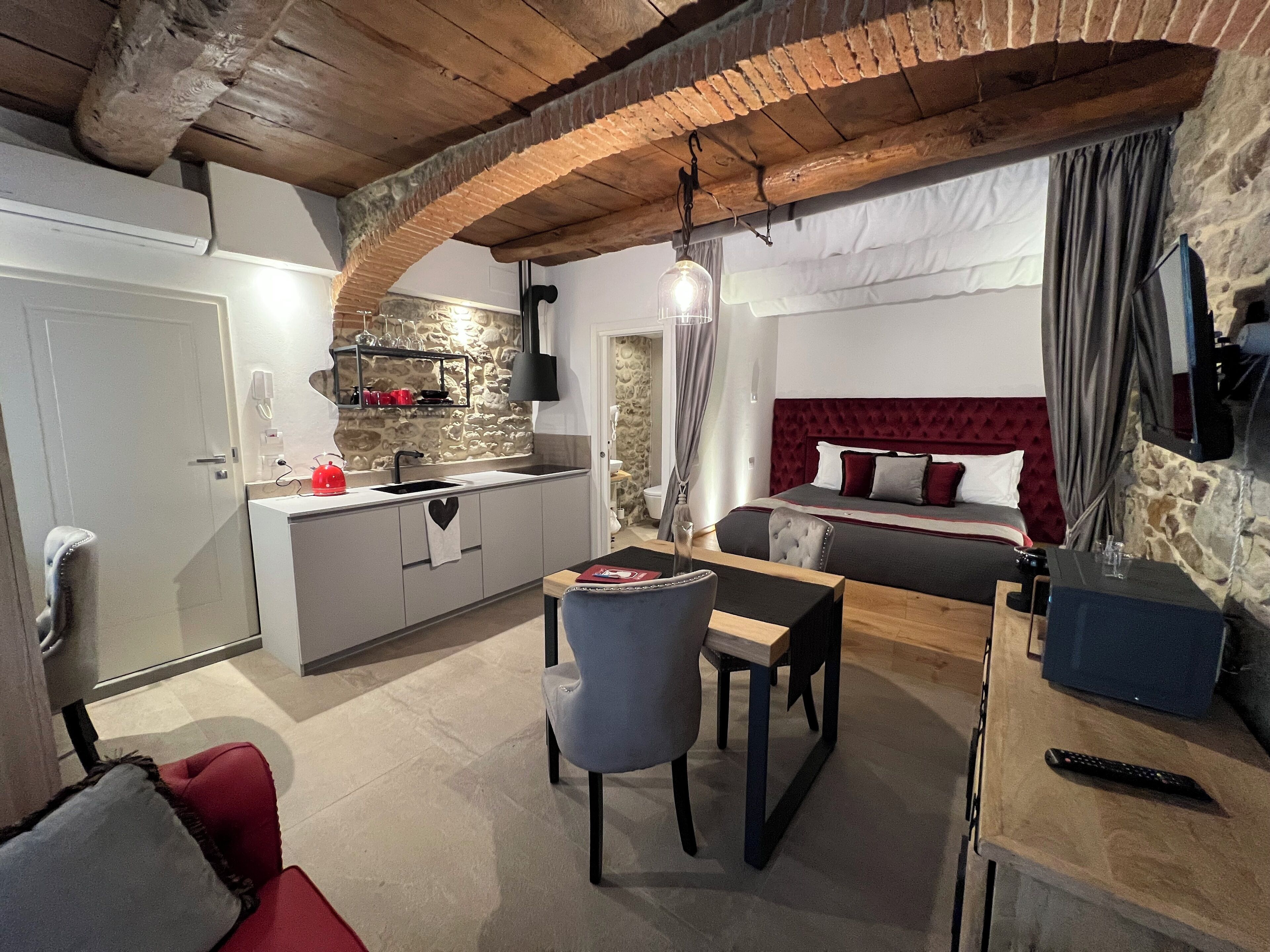 Suite romántica, 1 cama King size, para no fumadores, vista a la ciudad | Área de sala de estar | Smart TV de 32 pulgadas con canales digitales y películas con cargo 