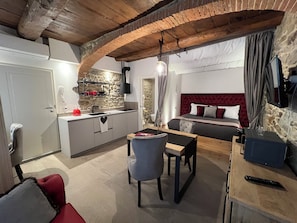 Suite romántica, 1 cama de matrimonio grande, no fumadores, vistas a la ciudad | Zona de estar | Smart TV de 32 pulgadas con canales digitales, películas de pago