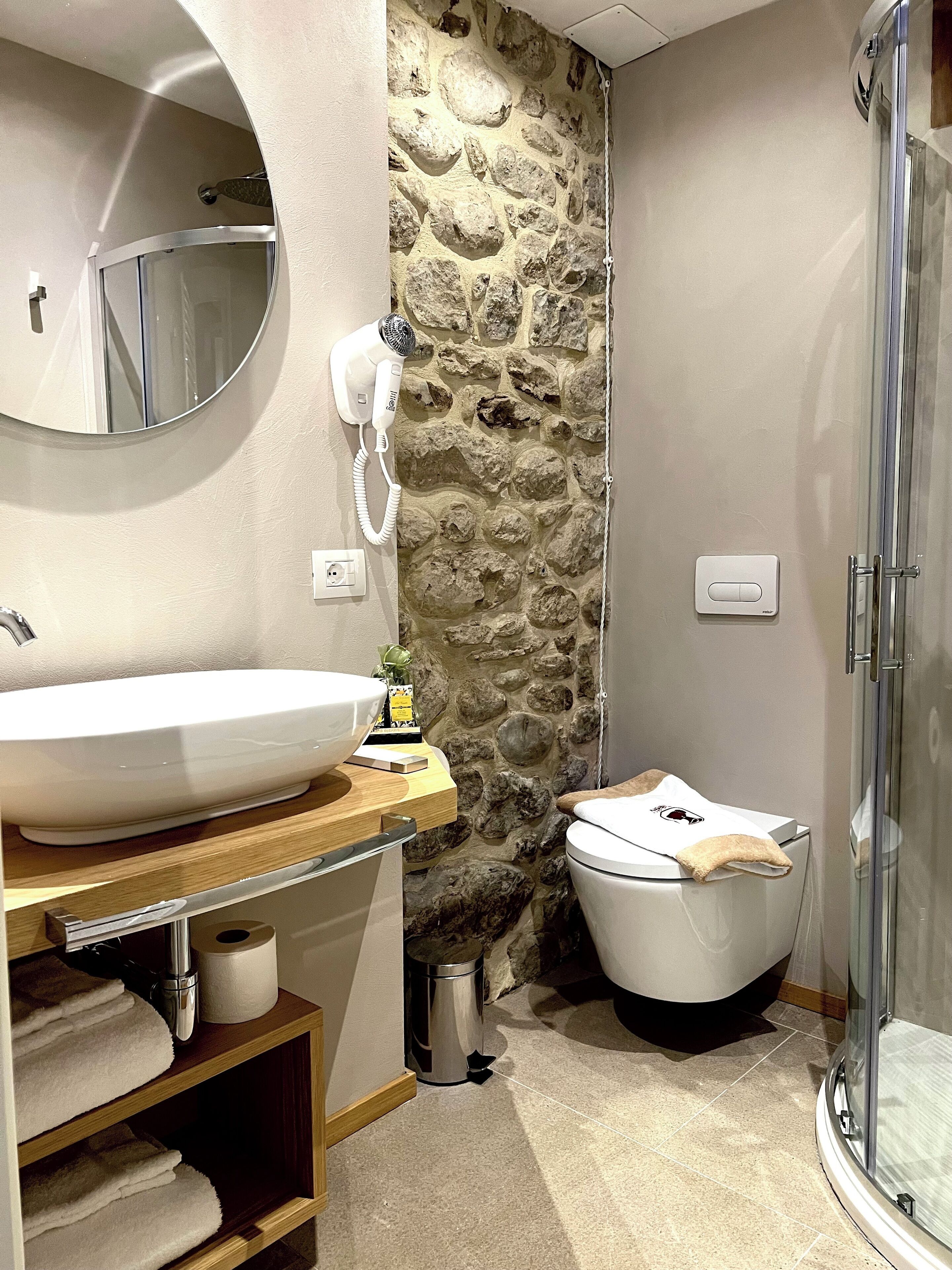 Romantische Suite, 1 King-Bett, Nichtraucher, Stadtblick | Badezimmer | Dusche, Regendusche, Designer-Toilettenartikel, Haartrockner