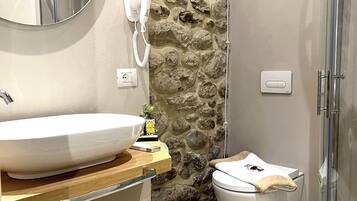 Suite Romantica, 1 letto king, non fumatori, vista città | Bagno | Doccia, soffione a pioggia, set di cortesia firmato, asciugacapelli