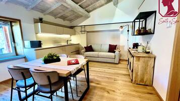 Executive suite, 1 queensize bed met slaapbank, niet-roken, uitzicht op de stad | Privékeuken | Een kinderstoel