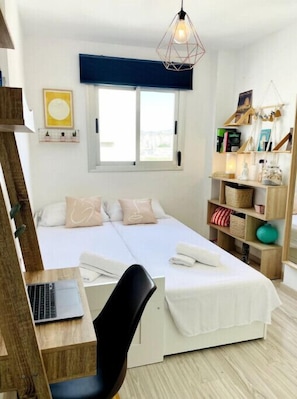 3 camere, una cassaforte in camera, una scrivania, ferro/asse da stiro