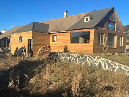 Exterior. Equipped studio at the foot of the Quillane ski slopes