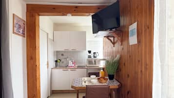 Réfrigérateur, micro-ondes, plaque de cuisson, cafetiÚre/bouilloire