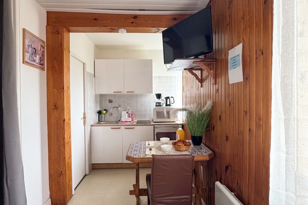 Réfrigérateur, micro-ondes, plaque de cuisson, cafetiÚre/bouilloire